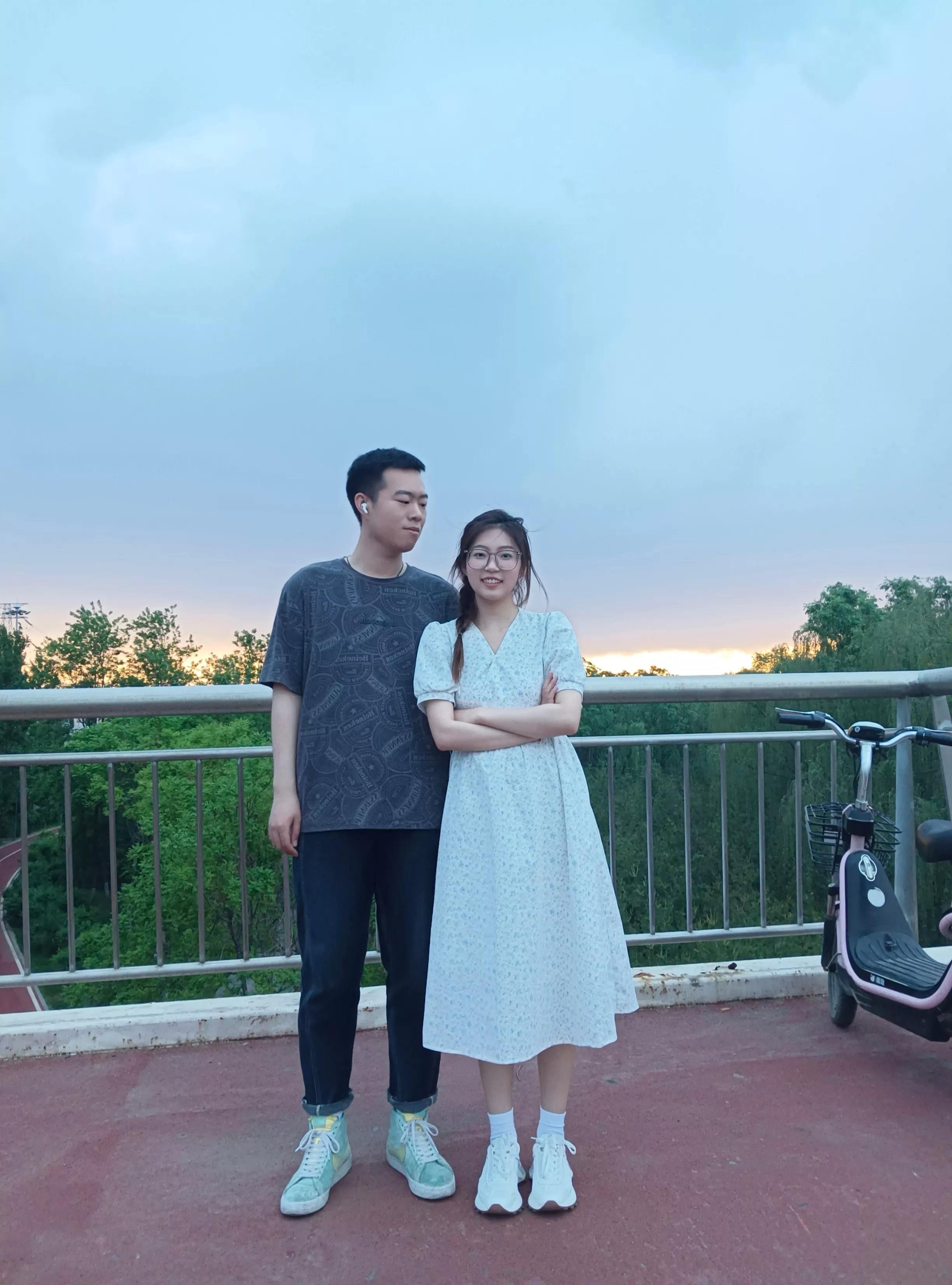 小张小梁合影